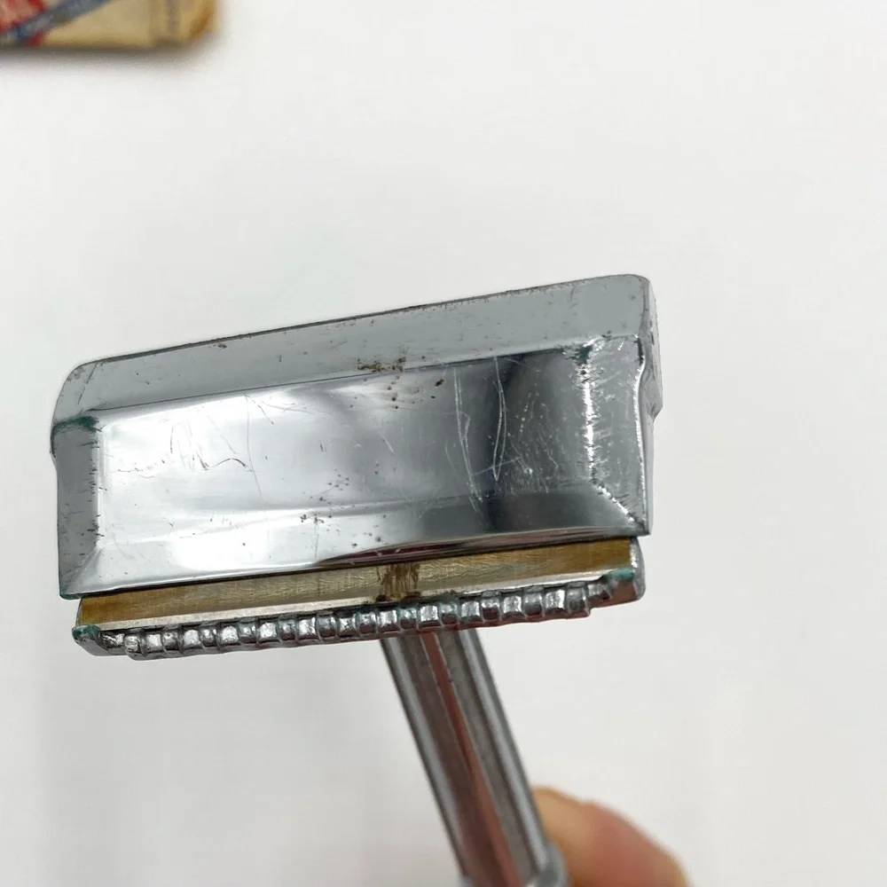 Vintage GEM Micromatic Single Edge Safety Razor Set With Case Two Razor Blades. - Picture 6 of 10